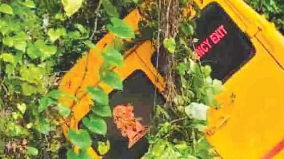 nursery के बच्चों को ले जा रही स्कूल बस पलटी nursery के बच्चों को ले जा रही स्कूल बस पलटी