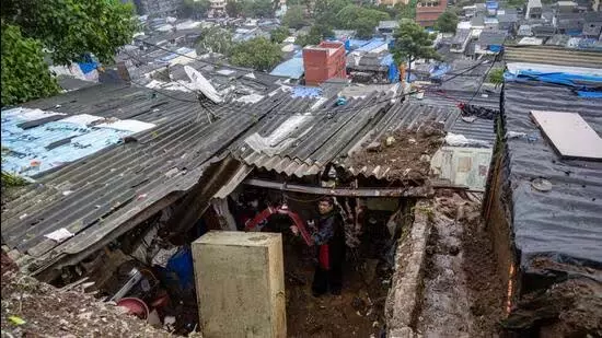 Vikhroli : भारी बारिश के कारण भूस्खलन में 2 लोग दबे Vikhroli : भारी बारिश के कारण भूस्खलन में 2 लोग दबे