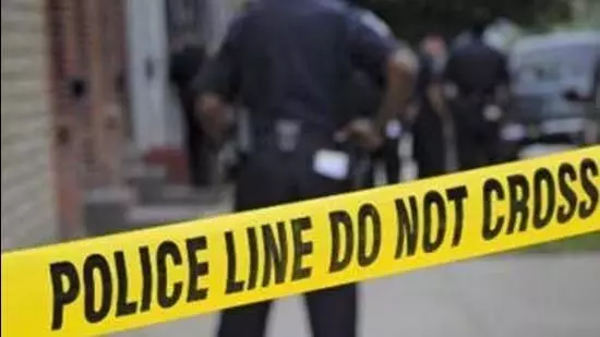 Noida: 25वीं मंजिल से पत्थर गिरा, 12 साल की बच्ची घायल Noida: 25वीं मंजिल से पत्थर गिरा, 12 साल की बच्ची घायल