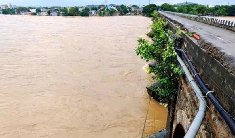 Telangana में बारिश, खम्मम में तालाब और नदियां उफान पर, यातायात बाधित Telangana में बारिश, खम्मम में तालाब और नदियां उफान पर, यातायात बाधित