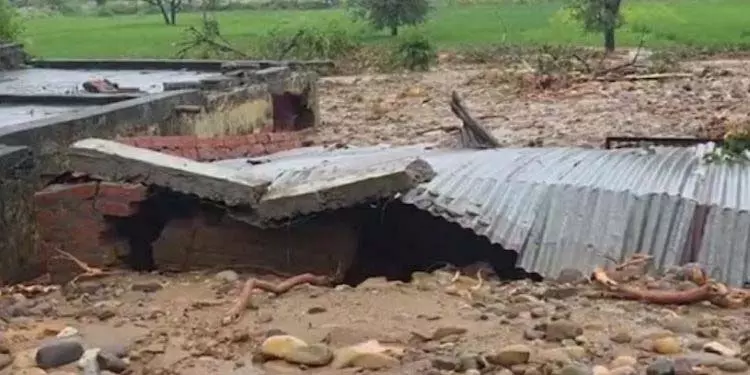 बादल फटने से कठुआ का सुदूर गांव कटकर रह गया बादल फटने से कठुआ का सुदूर गांव कटकर रह गया
