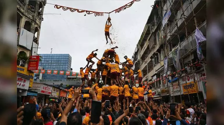 Mumbai में दही हांडी उत्सव में दो की मौत, 95 घायल Mumbai में दही हांडी उत्सव में दो की मौत, 95 घायल