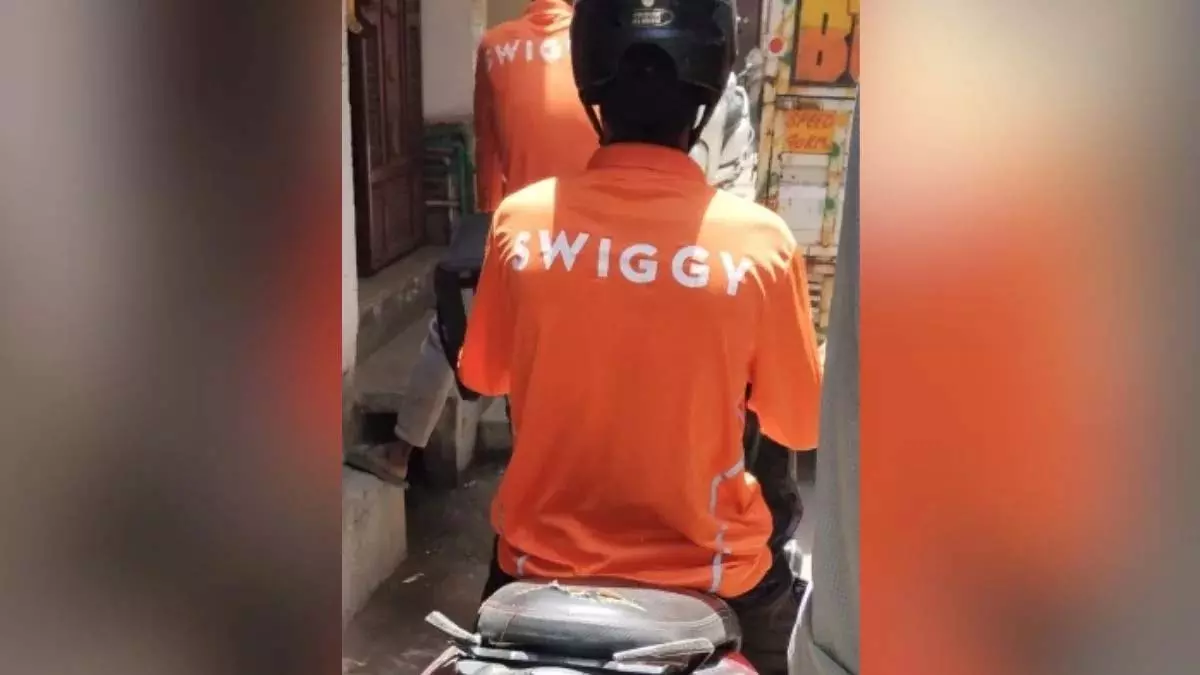 Swiggy ने त्योहारी मांग का हवाला देते हुए प्लेटफॉर्म शुल्क बढ़ाकर 14 रुपये किया Swiggy ने त्योहारी मांग का हवाला देते हुए प्लेटफॉर्म शुल्क बढ़ाकर 14 रुपये किया