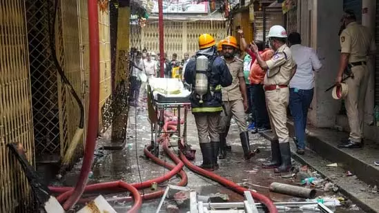 Bengaluru: अग्नि त्रासदी, 5 लोगों की मौत के बाद इमारत मालिक गिरफ्तार Bengaluru: अग्नि त्रासदी, 5 लोगों की मौत के बाद इमारत मालिक गिरफ्तार