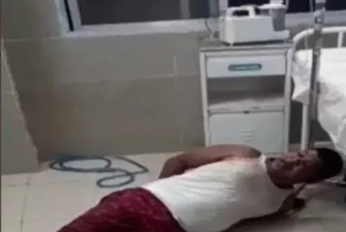 नशे में हॉस्पिटल पहुंचा टीचर, तोड़फोड़ और गाली-गलौज पर उतरा नशे में हॉस्पिटल पहुंचा टीचर, तोड़फोड़ और गाली-गलौज पर उतरा