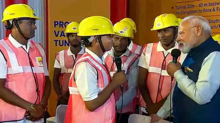 PM Modi ने दिल्ली में द्वारका एक्सप्रेसवे, यूईआर-II को हरी झंडी दिखाई PM Modi ने दिल्ली में द्वारका एक्सप्रेसवे, यूईआर-II को हरी झंडी दिखाई