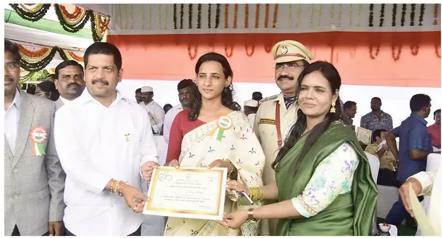 DPO डॉ. अरुणा को सर्वश्रेष्ठ अधिकारी का पुरस्कार DPO डॉ. अरुणा को सर्वश्रेष्ठ अधिकारी का पुरस्कार