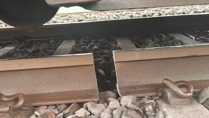 Madhya Pradesh: खंडवा में पटरी में दरार, रेल हादसा टलने की खबर Madhya Pradesh: खंडवा में पटरी में दरार, रेल हादसा टलने की खबर