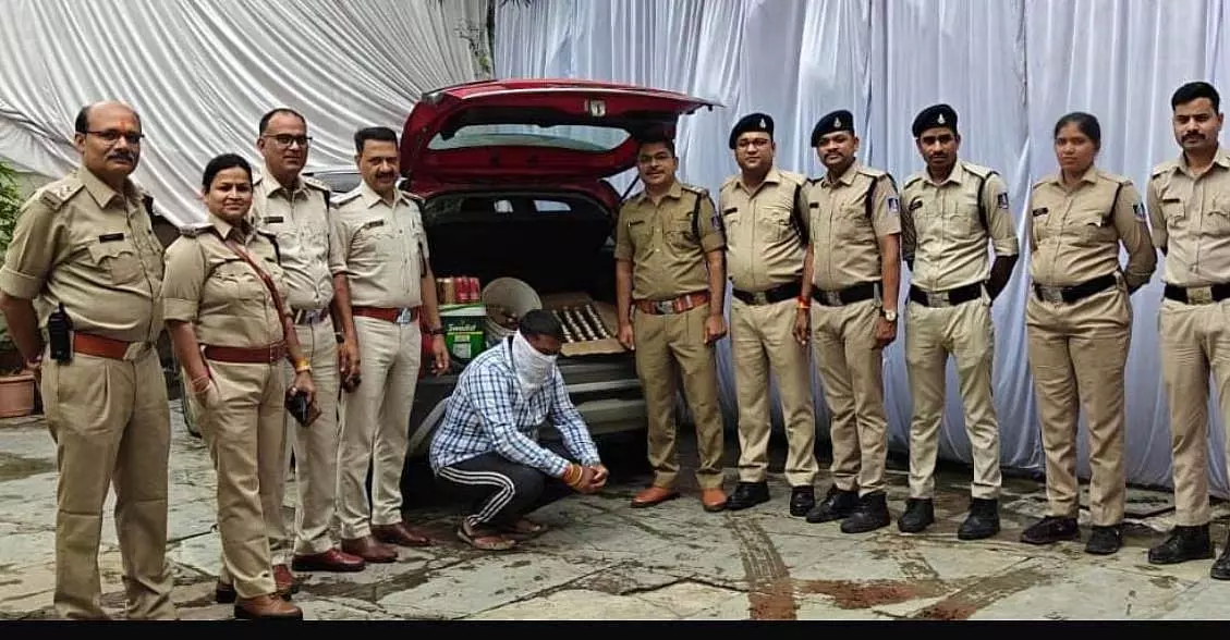Indore: आबकारी विभाग ने 12.75 लाख रुपये की अवैध शराब और वाहन जब्त किए Indore: आबकारी विभाग ने 12.75 लाख रुपये की अवैध शराब और वाहन जब्त किए