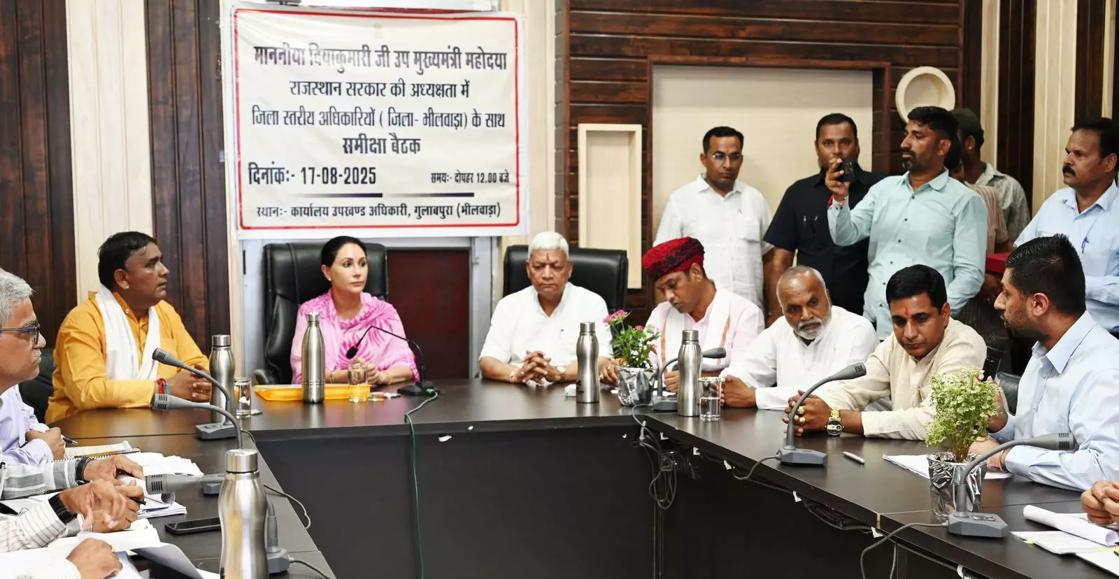 Bhilwara में विभागीय योजनाओं की समीक्षा बैठक में उप मुख्यमंत्री ने दिए निर्देश Bhilwara में विभागीय योजनाओं की समीक्षा बैठक में उप मुख्यमंत्री ने दिए निर्देश