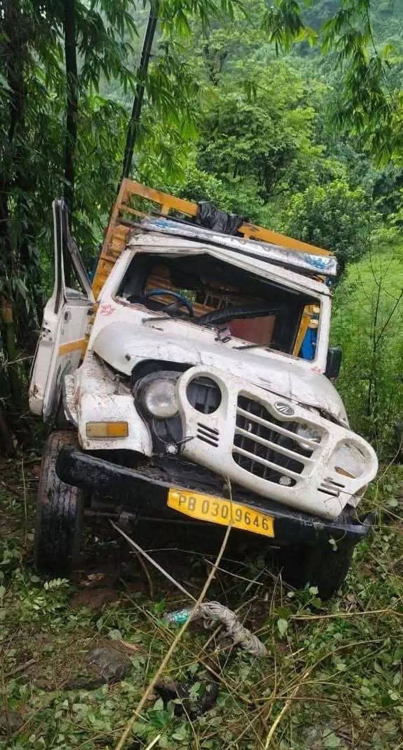 Himachal: वाहन खाई में गिरा, चार तीर्थयात्रियों की मौत, 23 घायल Himachal: वाहन खाई में गिरा, चार तीर्थयात्रियों की मौत, 23 घायल