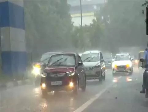 New Delhi: राष्ट्रीय राजधानी के कई हिस्सों में भारी बारिश New Delhi: राष्ट्रीय राजधानी के कई हिस्सों में भारी बारिश