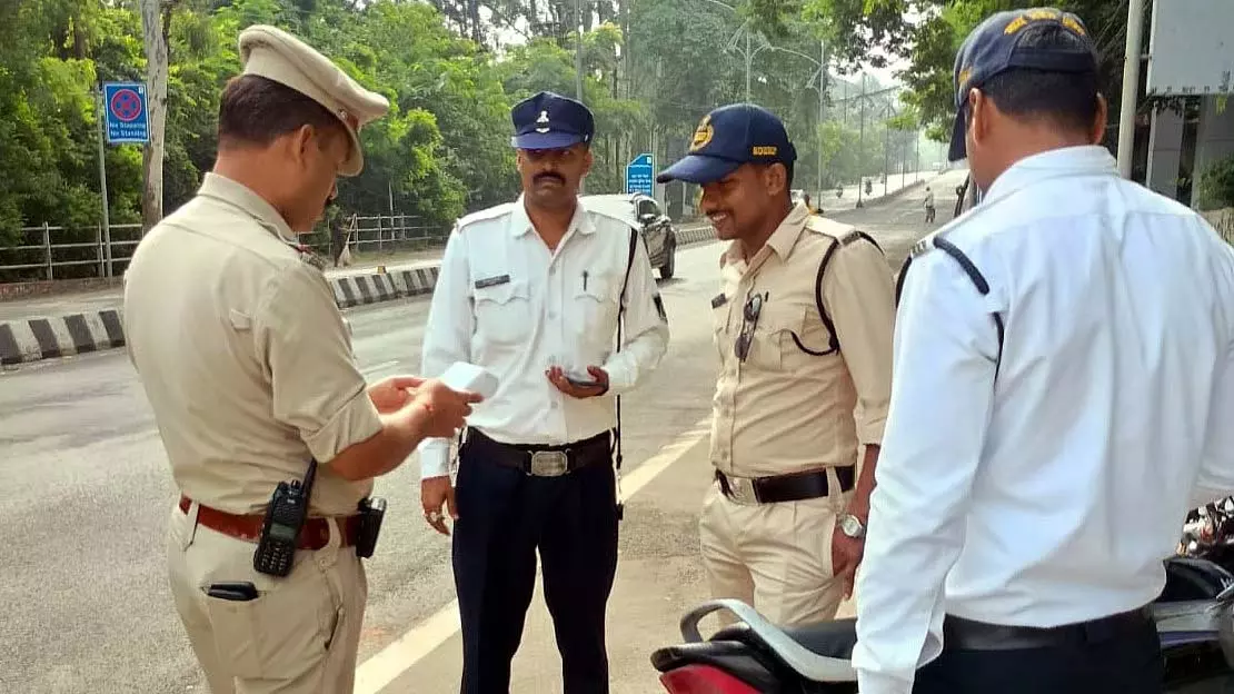 Mumbai: दही हांडी के दौरान 10,000 ई-चालान, ट्रैफिक नियमों की सख्ती Mumbai: दही हांडी के दौरान 10,000 ई-चालान, ट्रैफिक नियमों की सख्ती