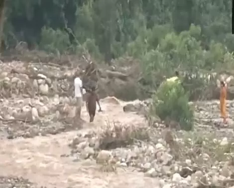 Kathua में बादल फटने से बाढ़ और भूस्खलन, राहत कार्य जारी Kathua में बादल फटने से बाढ़ और भूस्खलन, राहत कार्य जारी