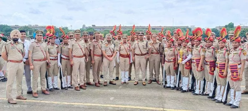 स्वतंत्रता दिवस पर Panchkula पुलिस के पांच कर्मियों को सम्मानित किया गया स्वतंत्रता दिवस पर Panchkula पुलिस के पांच कर्मियों को सम्मानित किया गया