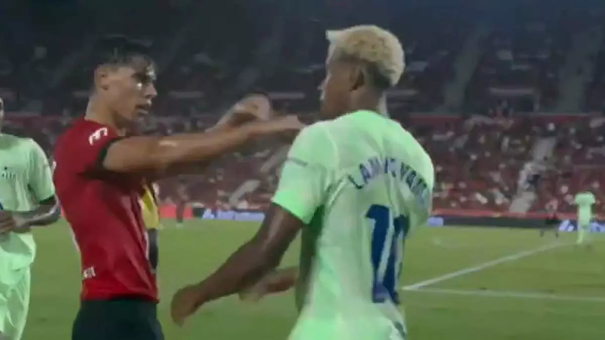 FC बार्सिलोना मैच में तनाव, एन सालास ने लामिन यामल को हिंसक धक्का दिया FC बार्सिलोना मैच में तनाव, एन सालास ने लामिन यामल को हिंसक धक्का दिया