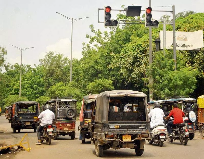 Amritsar: यातायात संकेतों की अनदेखी, शहर के चौराहों पर अव्यवस्था Amritsar: यातायात संकेतों की अनदेखी, शहर के चौराहों पर अव्यवस्था