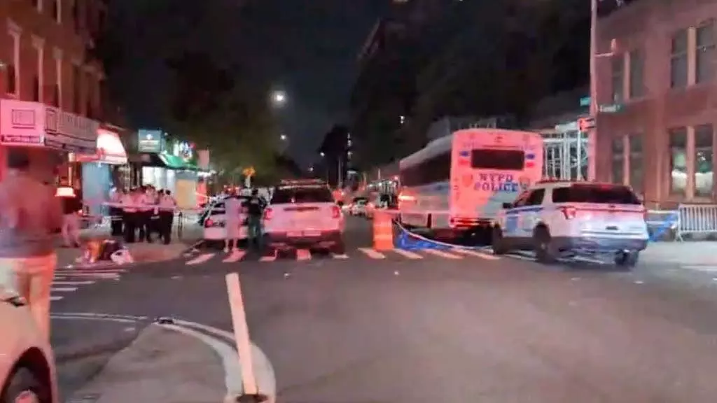 New York : शहर के रेस्तरां में गोलीबारी, 3 मृत, कई घायल New York : शहर के रेस्तरां में गोलीबारी, 3 मृत, कई घायल