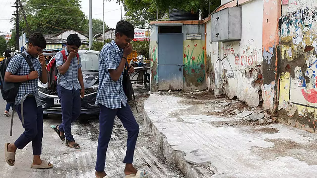 public toilets से आने वाली पेशाब की गंध से वातावरण में हलचल public toilets से आने वाली पेशाब की गंध से वातावरण में हलचल