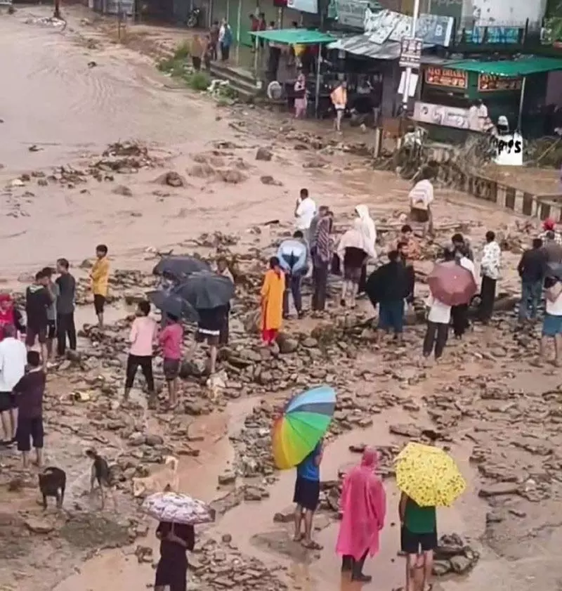Mandi में बादल फटने से अफरा-तफरी, कीरतपुर-मनाली मार्ग अवरुद्ध, संपत्ति को नुकसान Mandi में बादल फटने से अफरा-तफरी, कीरतपुर-मनाली मार्ग अवरुद्ध, संपत्ति को नुकसान