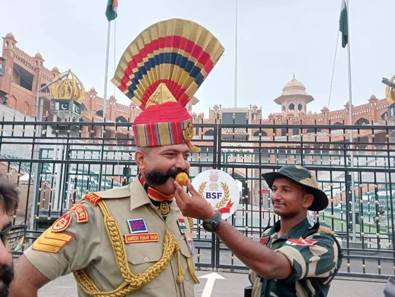Wagah में भव्य बीटिंग रिट्रीट समारोह में हजारों लोग शामिल हुए Wagah में भव्य बीटिंग रिट्रीट समारोह में हजारों लोग शामिल हुए