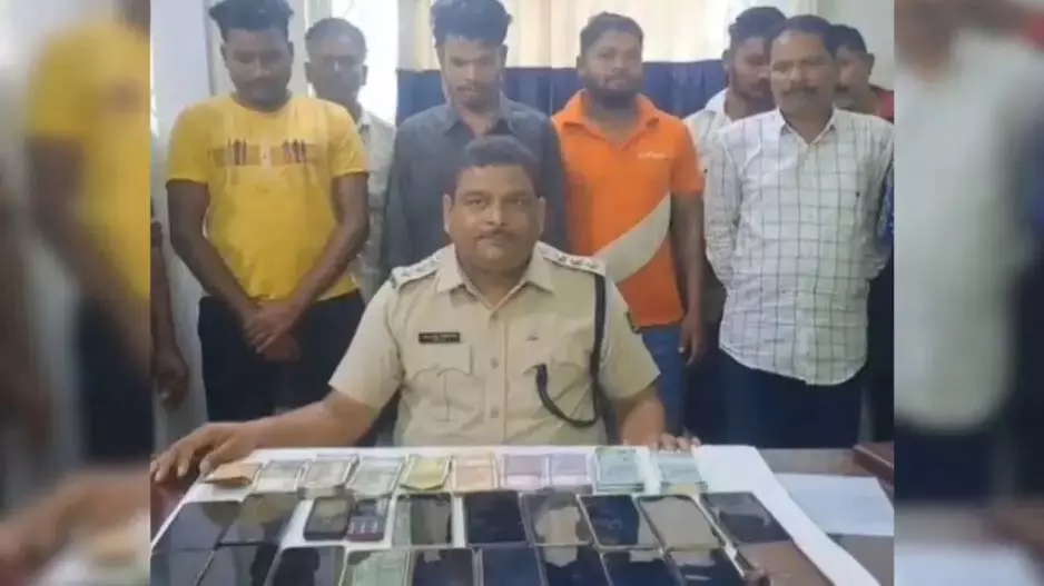 Sundargarh: जन्माष्टमी उत्सव के दौरान जुआघर का भंडाफोड़, 14 गिरफ्तार Sundargarh: जन्माष्टमी उत्सव के दौरान जुआघर का भंडाफोड़, 14 गिरफ्तार