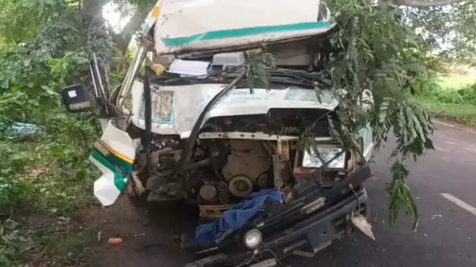 Dhenkanal: 108 एम्बुलेंस पेड़ से टकराई, दो गंभीर रूप से घायल Dhenkanal: 108 एम्बुलेंस पेड़ से टकराई, दो गंभीर रूप से घायल