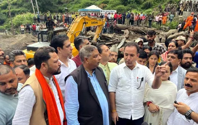 BJP नेताओं ने बादल फटने से प्रभावित किश्तवाड़ का दौरा किया, राहत और पुनर्वास का आश्वासन दिया BJP नेताओं ने बादल फटने से प्रभावित किश्तवाड़ का दौरा किया, राहत और पुनर्वास का आश्वासन दिया