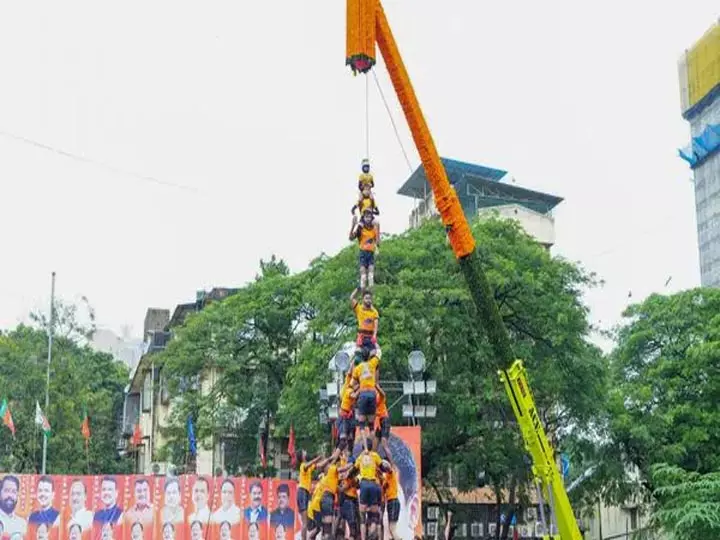 MUMBAI में दही हांडी पर 10,000 से अधिक वाहनों पर चालान, 300 से ज्यादा घायल MUMBAI में दही हांडी पर 10,000 से अधिक वाहनों पर चालान, 300 से ज्यादा घायल