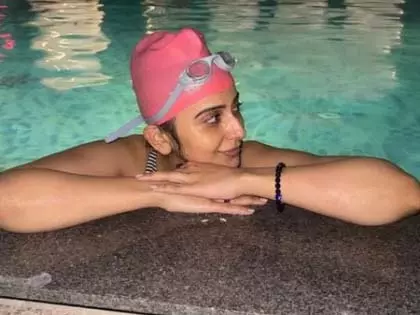 Rakul : फिल्म की शूटिंग के बाद स्विमिंग सेशन से किया खुद को रिफ्रेश Rakul : फिल्म की शूटिंग के बाद स्विमिंग सेशन से किया खुद को रिफ्रेश