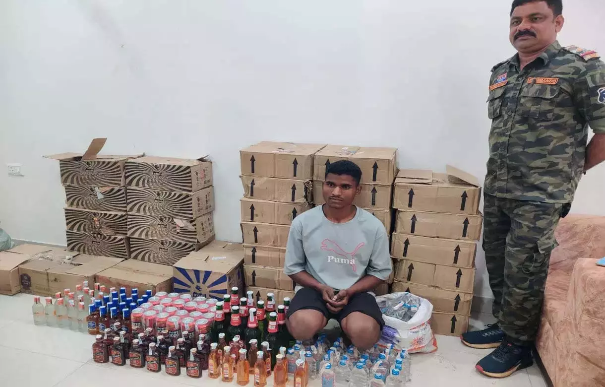 घर से भारी मात्रा में देशी-विदेशी अवैध शराब जब्त, आरोपी गिरफ्तार घर से भारी मात्रा में देशी-विदेशी अवैध शराब जब्त, आरोपी गिरफ्तार