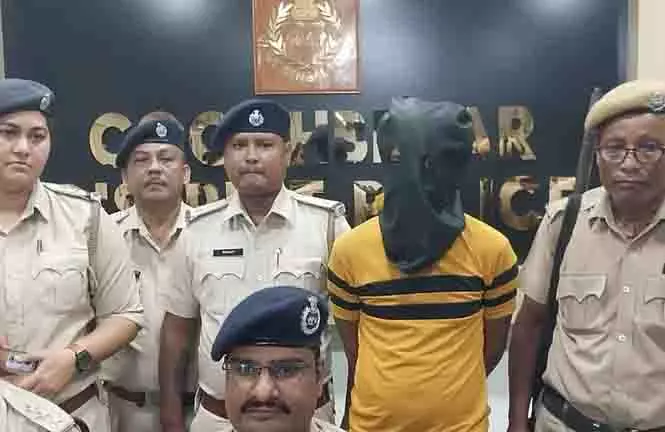 Cooch Behar में तृणमूल पंचायत प्रमुख के बेटे की हत्या के आरोप में शार्पशूटर गिरफ्तार Cooch Behar में तृणमूल पंचायत प्रमुख के बेटे की हत्या के आरोप में शार्पशूटर गिरफ्तार