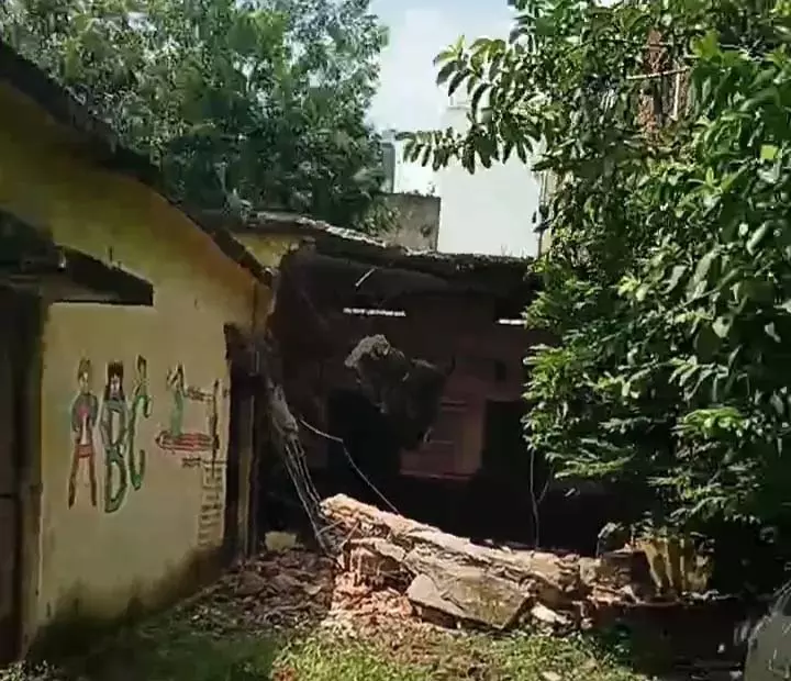 छातामुड़ा में आंगनबाड़ी तोड़ रहे 3 लोगों को भेजा गया जेल छातामुड़ा में आंगनबाड़ी तोड़ रहे 3 लोगों को भेजा गया जेल