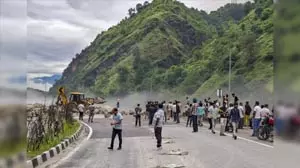हिमाचल प्रदेश में मंडी जिला में भारी बारिश से भूस्खलन और फ्लैश फ्लड हिमाचल प्रदेश में मंडी जिला में भारी बारिश से भूस्खलन और फ्लैश फ्लड