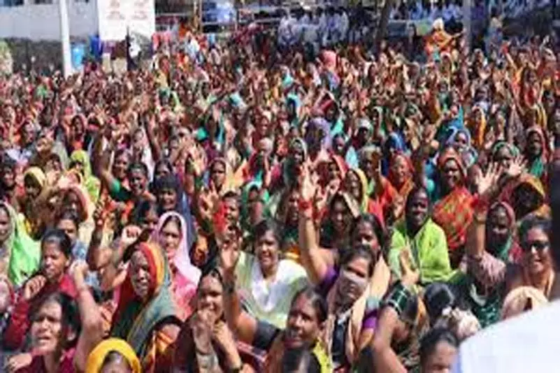 सीकर में मजदूर झुलसा, मुआवजे को लेकर ग्रामीण धरने पर सीकर में मजदूर झुलसा, मुआवजे को लेकर ग्रामीण धरने पर