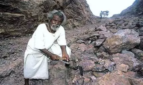 पहाड़ को चुनौती देने वाले दशरथ मांझी, एक प्रेम और संकल्प की अमर गाथा पहाड़ को चुनौती देने वाले दशरथ मांझी, एक प्रेम और संकल्प की अमर गाथा