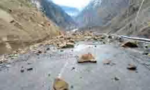 Himachal: पहाड़ी से पत्थर गिरने से 2 पर्यटकों की मौत Himachal: पहाड़ी से पत्थर गिरने से 2 पर्यटकों की मौत