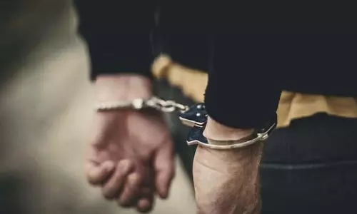 डिलीवरी एग्जीक्यूटिव की चाकू मारकर हत्या, 2 पड़ोसी गिरफ्तार