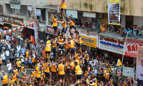 दही हांडी उत्सव के दौरान अलग-अलग जगहों में हादसे, 200 से अधिक लोग घायल दही हांडी उत्सव के दौरान अलग-अलग जगहों में हादसे, 200 से अधिक लोग घायल