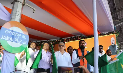 ललन सिंह और सम्राट चौधरी ने जमालपुर से वंदे भारत एक्सप्रेस को हरी झंडी दिखाकर किया रवाना ललन सिंह और सम्राट चौधरी ने जमालपुर से वंदे भारत एक्सप्रेस को हरी झंडी दिखाकर किया रवाना