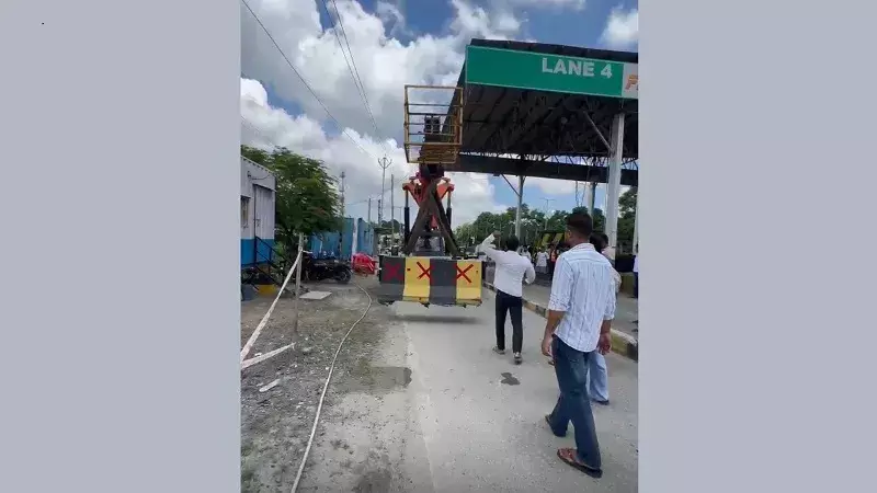 Assam: टोल प्लाजा की दीवार गिराने पर विरोध प्रदर्शन हिंसक हो गया Assam: टोल प्लाजा की दीवार गिराने पर विरोध प्रदर्शन हिंसक हो गया