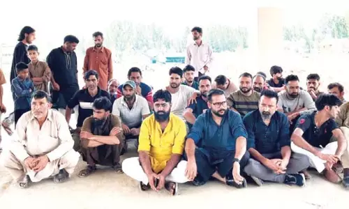 हंदवाड़ा में GMC स्थानांतरण के खिलाफ विरोध, लोग सड़कों पर उतरे हंदवाड़ा में GMC स्थानांतरण के खिलाफ विरोध, लोग सड़कों पर उतरे