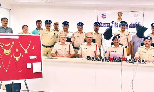 आभूषण चोरी: दो गिरफ्तार, 60 लाख रुपये का सोना बरामद आभूषण चोरी: दो गिरफ्तार, 60 लाख रुपये का सोना बरामद