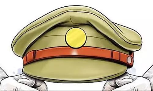 प्रवासी मजदूर को ऑटो में बच्चे को जन्म देने में मदद करने के लिए महिला पुलिसकर्मी की सराहना