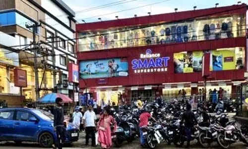 मॉल के बाहर अनियमित पार्किंग से सड़क यातायात बाधित मॉल के बाहर अनियमित पार्किंग से सड़क यातायात बाधित