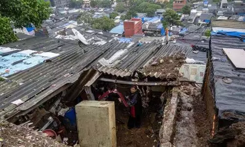 Vikhroli : भारी बारिश के कारण भूस्खलन में 2 लोग दबे