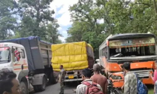 बस और ट्रक में टक्कर, कई यात्री घायल