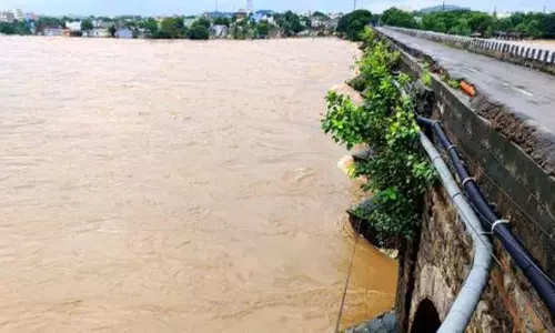 Telangana में बारिश, खम्मम में तालाब और नदियां उफान पर, यातायात बाधित