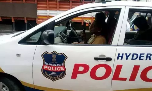 Madhapur में नाबालिग लड़की के कथित उत्पीड़न को लेकर महिलाओं ने हॉस्टल मैनेजर पर हमला किया Madhapur में नाबालिग लड़की के कथित उत्पीड़न को लेकर महिलाओं ने हॉस्टल मैनेजर पर हमला किया