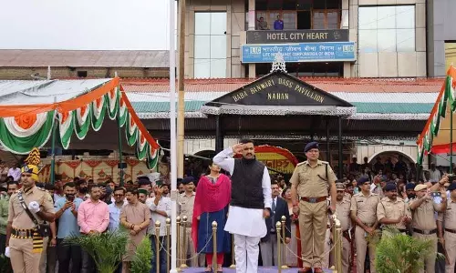 Himachal: लोक निर्माण मंत्री ने नाहन में फहराया तिरंगा Himachal: लोक निर्माण मंत्री ने नाहन में फहराया तिरंगा